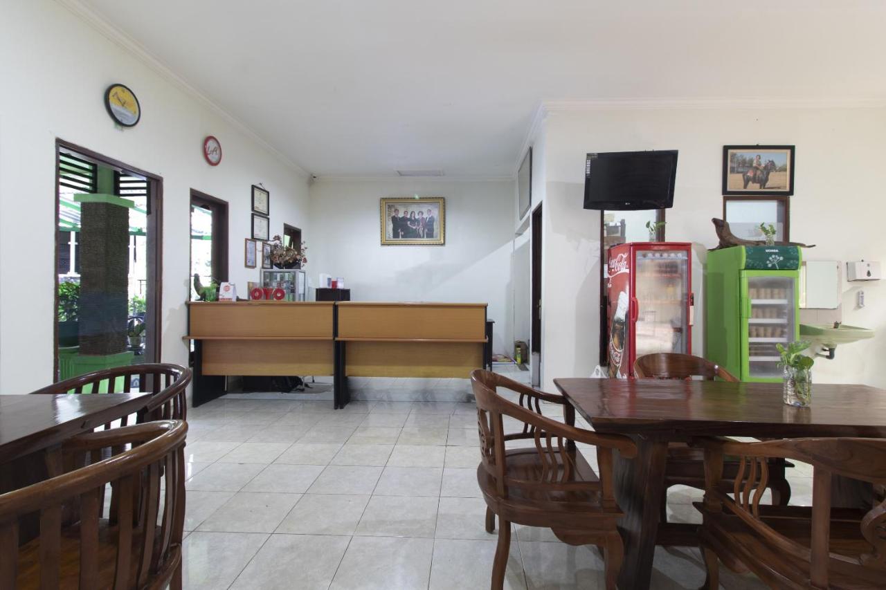 OYO 1682 Greenia Hotel Kupang  Buitenkant foto