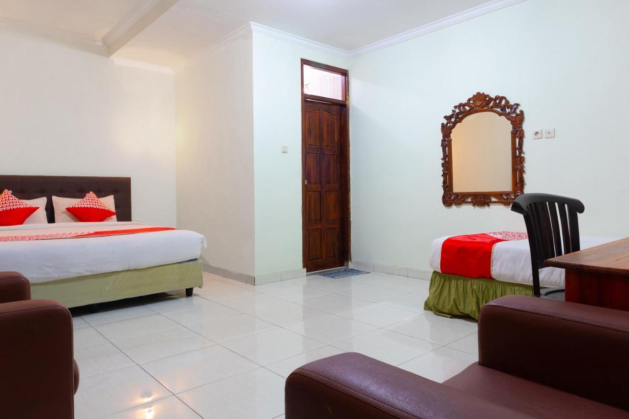 OYO 1682 Greenia Hotel Kupang  Buitenkant foto