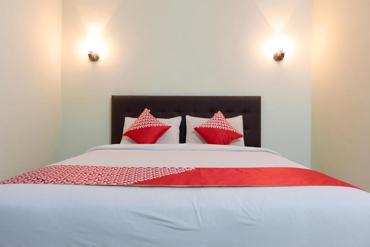 OYO 1682 Greenia Hotel Kupang  Buitenkant foto
